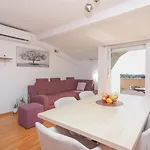 Apartman Lara *