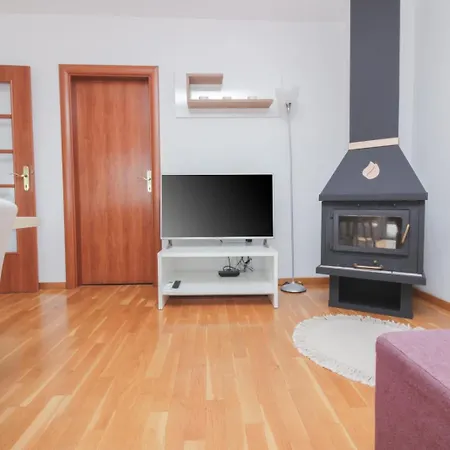 Lara Apartman *