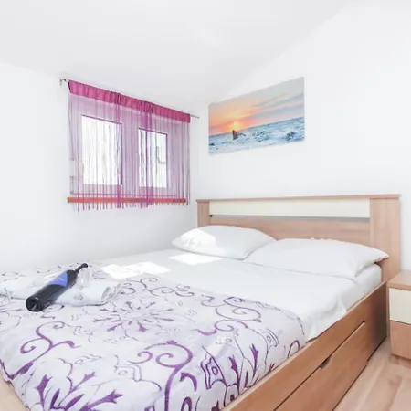 Lara Apartman *