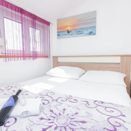Lara Apartman *